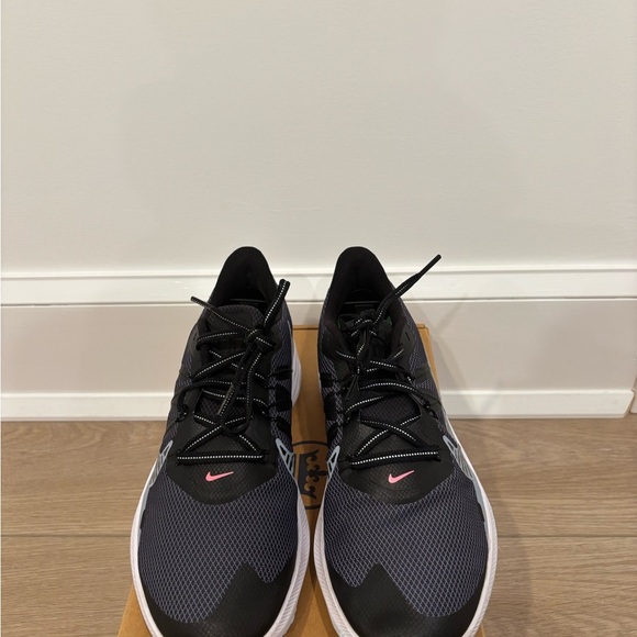 Men's Black and Gray Nike Running Shoes - Picture 3 of 3